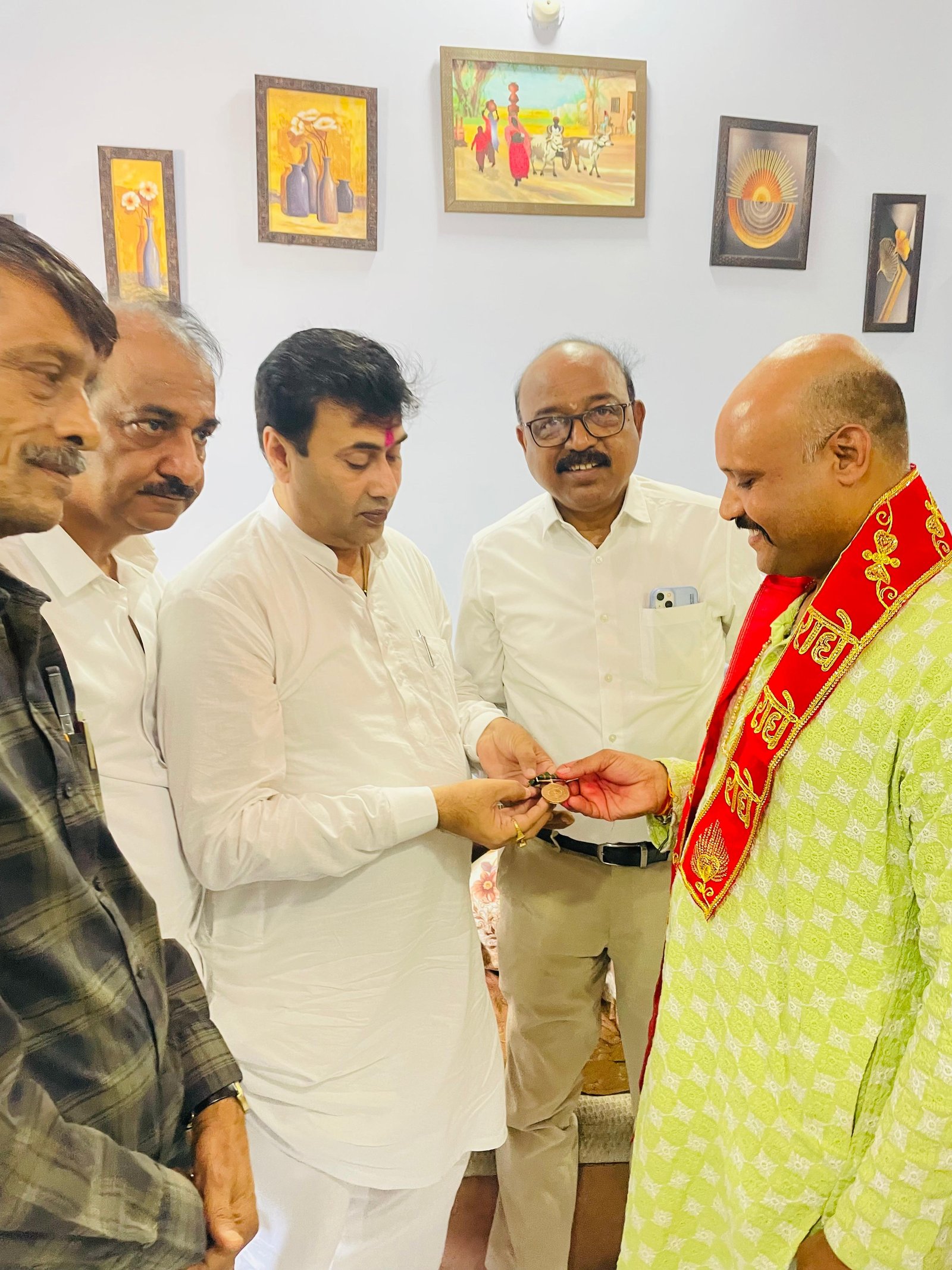 जांबाज इंस्पेक्टर रामेश्वर प्रसाद देशमुख को राष्ट्रपति पुरस्कार मिलने पर दुर्ग जिला कांग्रेस अध्यक्ष धीरज बाकलीवाल ने निवास जाकर सम्मान किया