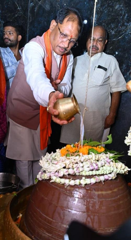 Chief Minister Shri Vishnu Deo Sai offers prayers at Hatkeshwar Mahadev Temple for prosperity of the state