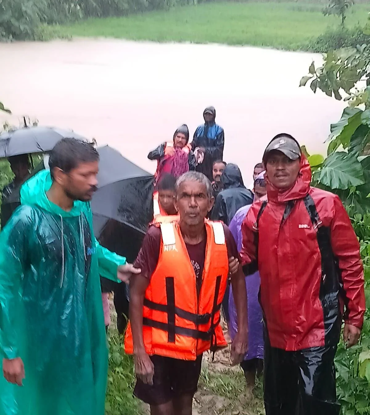 बाढ़ का खतरा: नारायणपुर में माड़ीन नदी के बीच पेड़ पर फंसे ग्रामीण का सफल रेस्क्यू