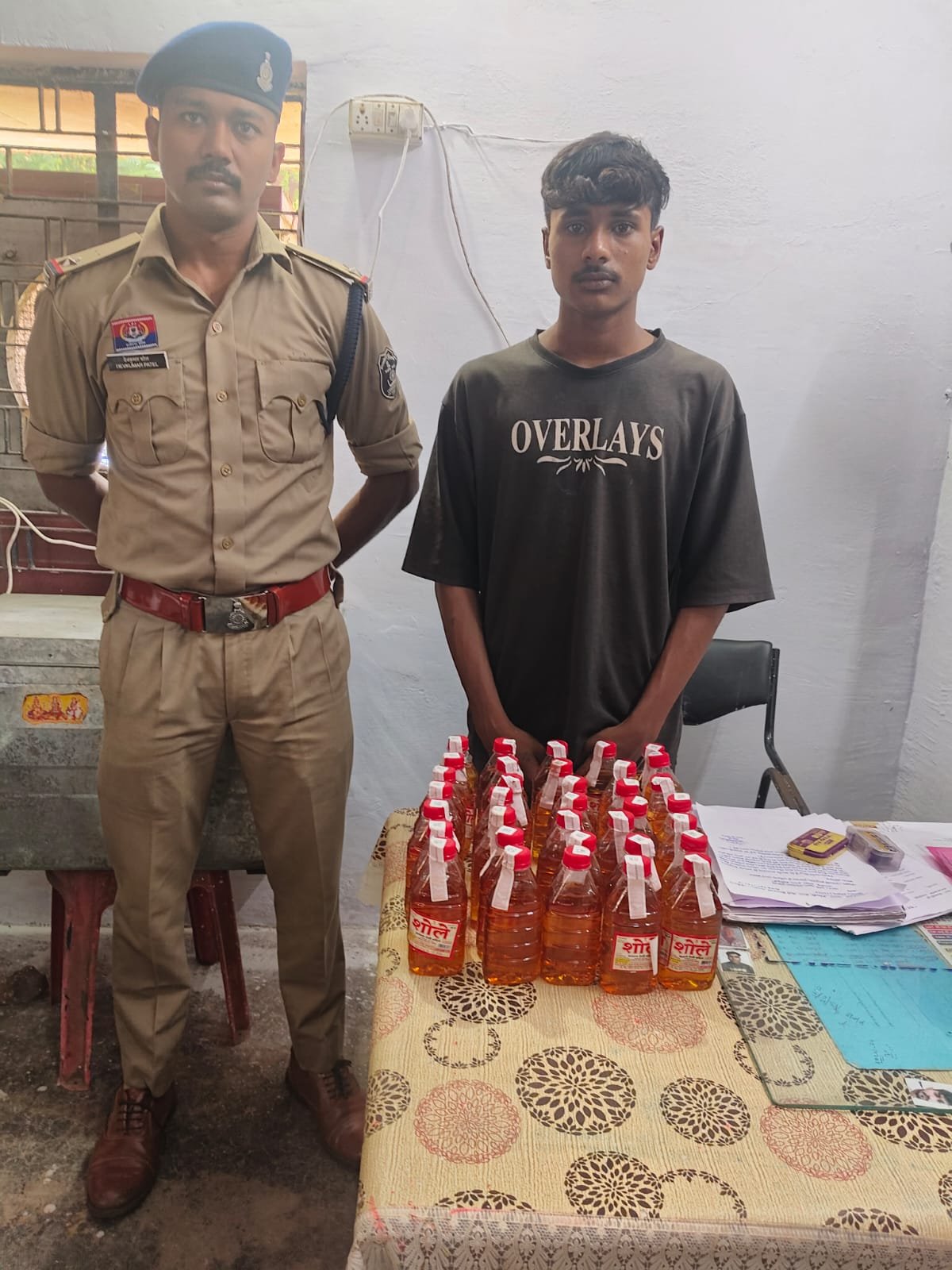 नदी रोड नयापारा तिराहा के पास अवैध शराब बिक्री करते 18 वर्षीय आरोपी गिरफ्तार, 35 पौव्वा देशी मसाला शराब जप्त