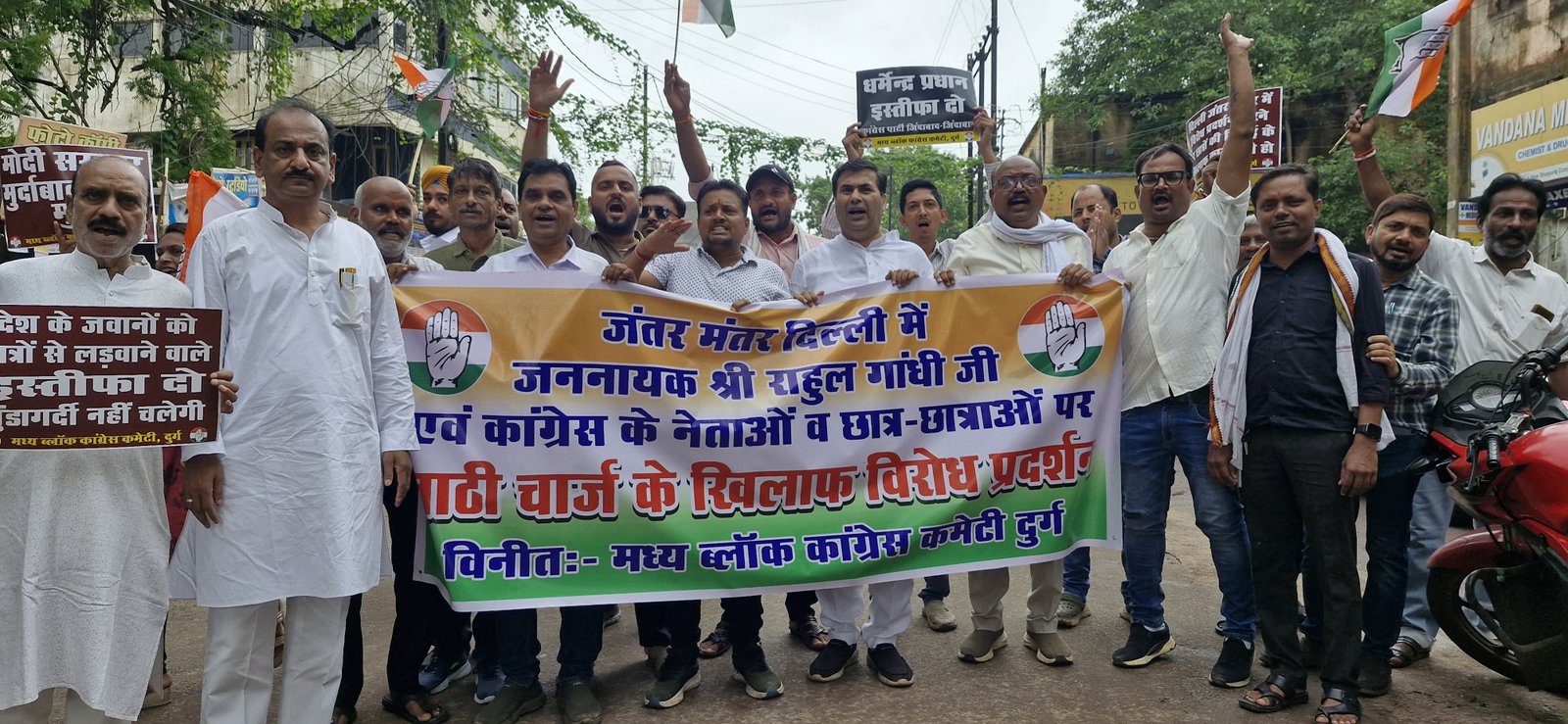 जंतर मंतर में छात्रों व महिलाओं पर लाठीचार्ज के खिलाफ मध्य ब्लॉक का विरोध प्रदर्शन