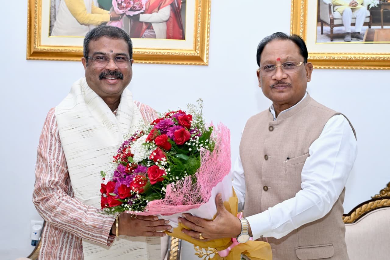 मुख्यमंत्री विष्णु देव साय से सांसद श्री धर्मेंद्र प्रधान ने की शिष्टाचार भेंट