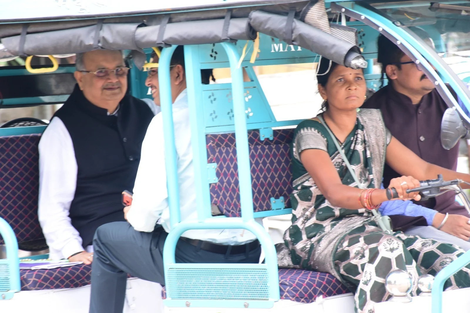 महिलाएं हो रही हैं सशक्त एवं सक्षम ई-रिक्शा में बैठकर स्पीकर हाउस के लिए रवाना हुए विधानसभा अध्यक्ष डॉ. रमन सिंह