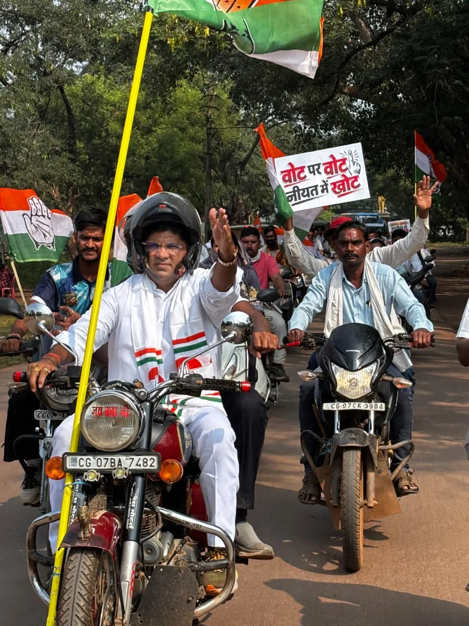 अहिवारा में बाईक रैली, बुलेट दौड़ाते दिखे जिलाध्यक्ष राकेश ठाकुर