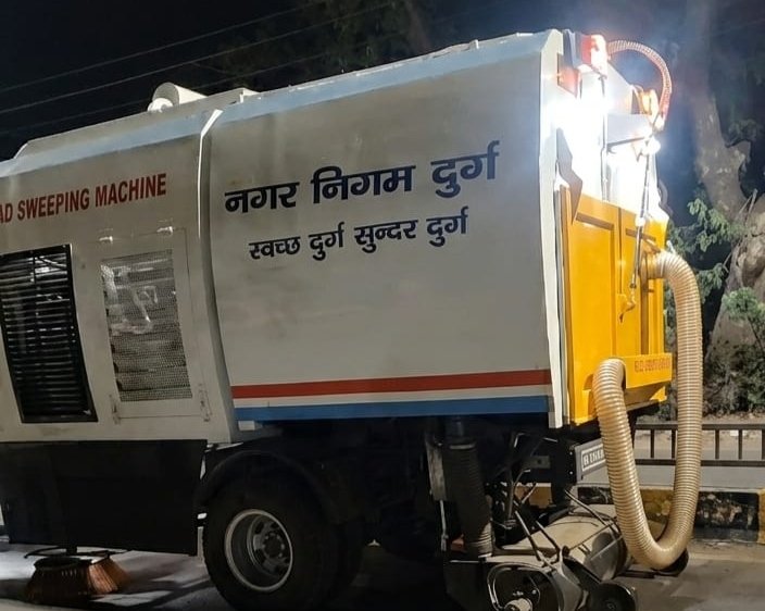 शहर की सड़कों की सफाई में आई रफ्तार, आधुनिक मशीन से घंटों में हो रहा कार्य