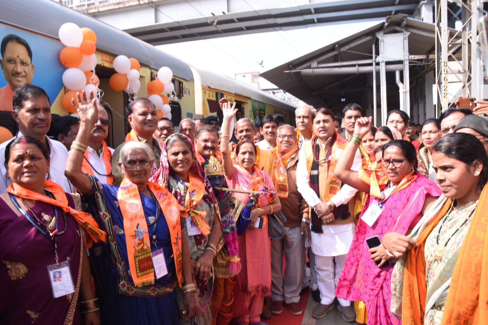 सांसद संतोष पाण्डेय ने श्री रामलला दर्शन अयोध्या धाम योजना अंतर्गत दुर्ग एवं बस्तर संभाग के 665 तीर्थ यात्रियों की स्पेशल ट्रेन को हरी झंडी दिखाकर किया रवाना
