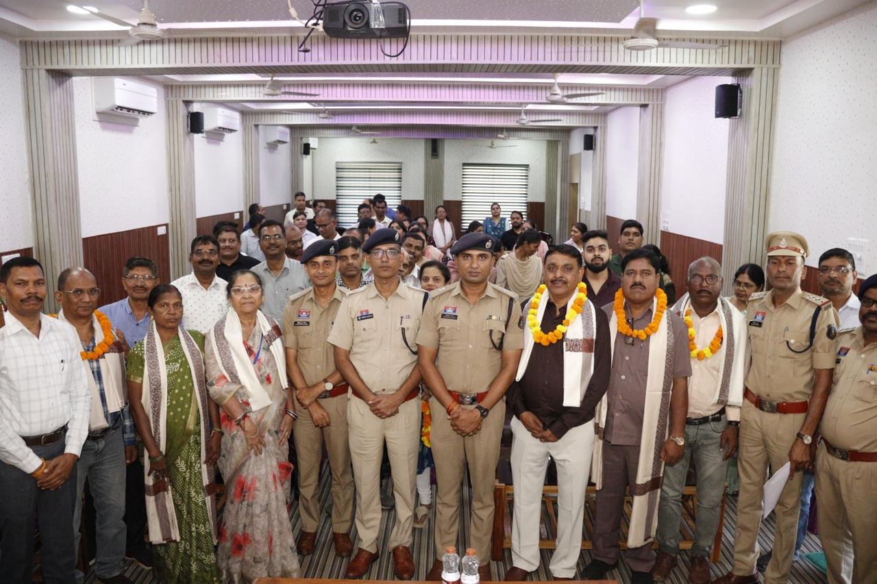 पुलिस विभाग से सेवानिवृत्त हो रहे 06 अधिकारी/कर्मचारियों का सम्मान एवं विदाई समारोह आयोजित