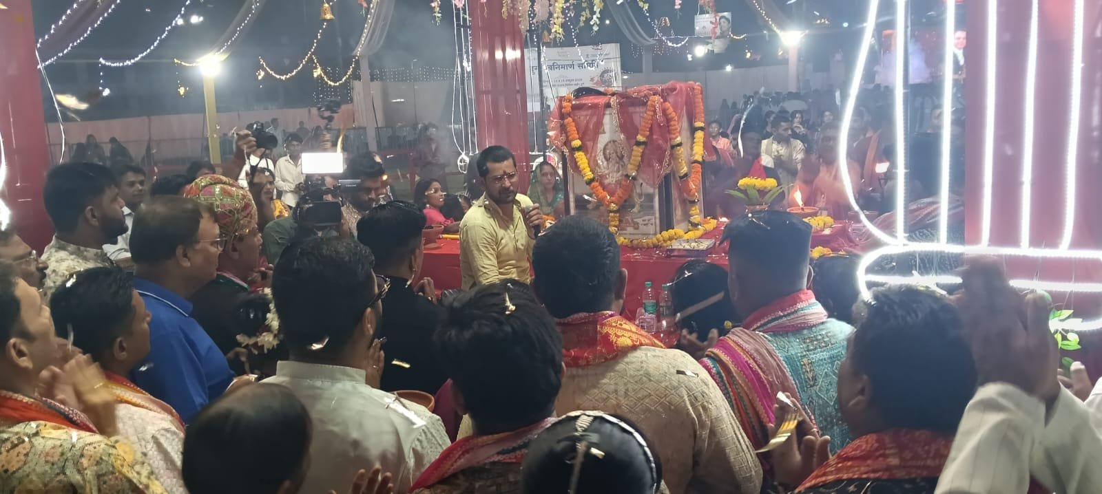 गरबा उत्सव में उमड़ा जनसैलाब, राग बैंड की प्रस्तुतियों पर जमकर थिरके श्रद्धालु