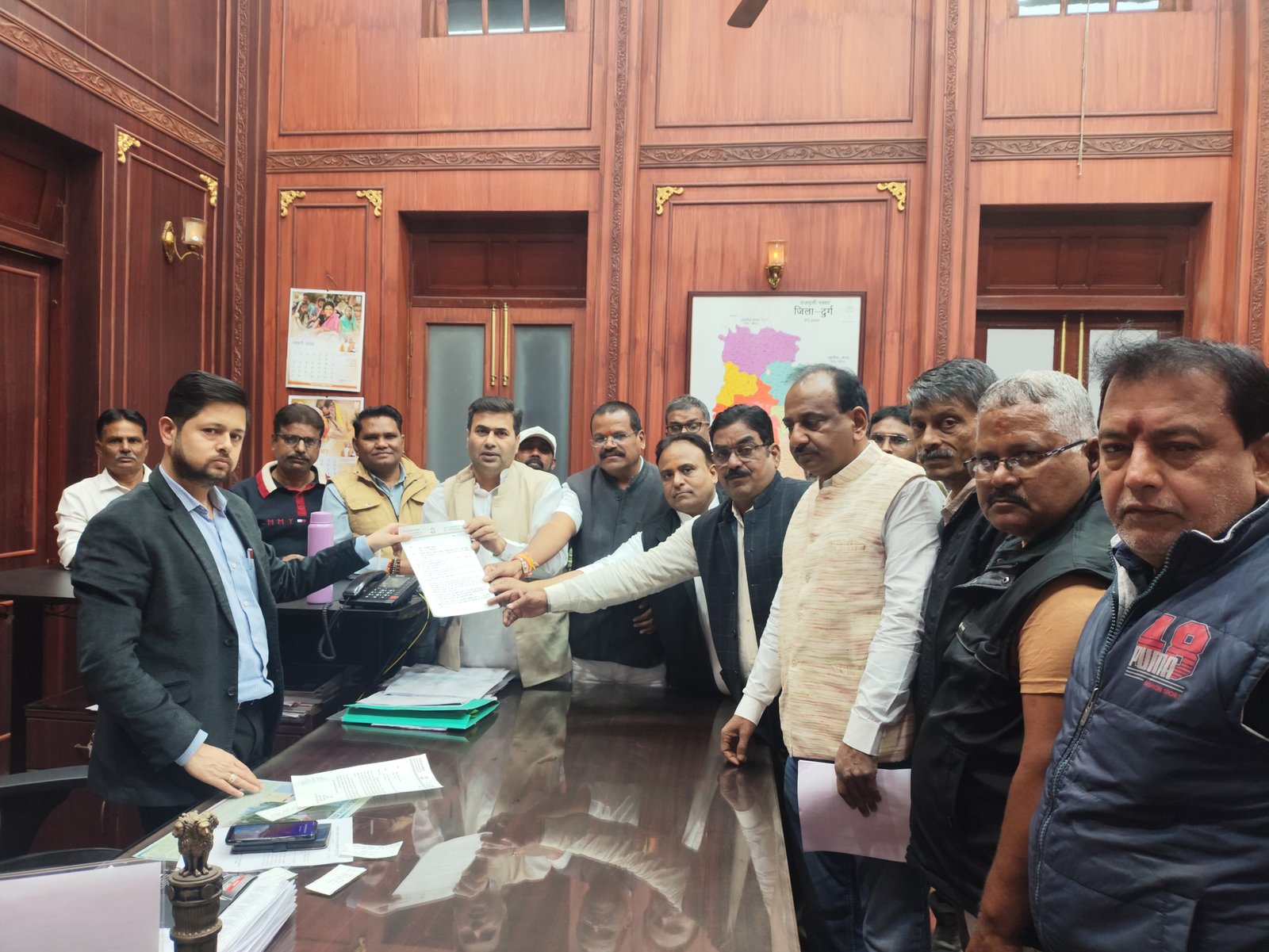 जिला कांग्रेस कमेटी दुर्ग द्वारा कलेक्टर को विद्यालय समय परिवर्तन एवं मतदाता सूची सुधार संबंधी ज्ञापन सौंपा गया