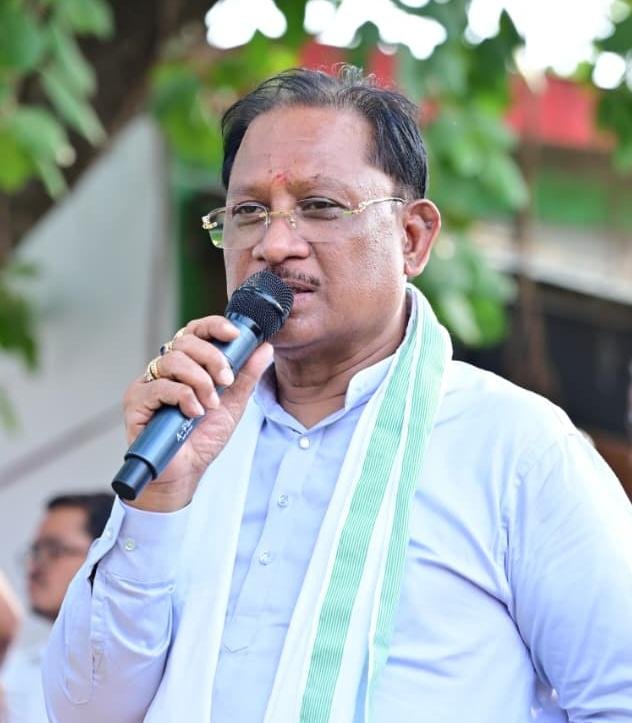 मुख्यमंत्री विष्णु देव साय ने बरगद के पेड़ के नीचे लगाई चौपाल, सुनी ग्रामीणों की समस्याएं