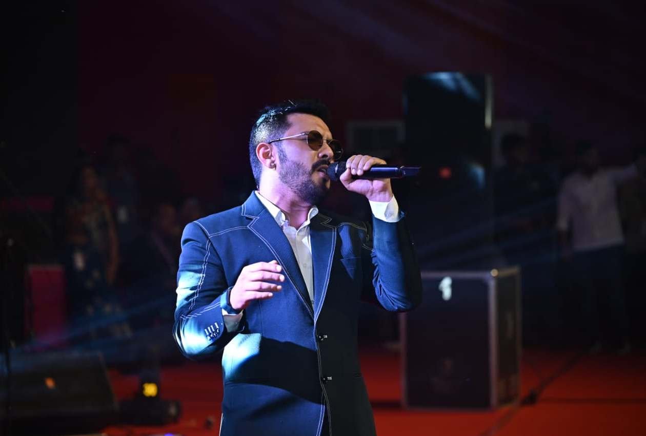 राज्योत्सव में बॉलीवुड के पार्श्व गायक आदित्य नारायण सहित छत्तीसगढ़ के कलाकारों ने बिखेरा रंग