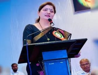 रूपाली चाकणकर का इस्तीफा: अशोक खरात विवाद में घिरीं राकांपा नेता, अनु मलिक मामले पर भी उठे सवाल