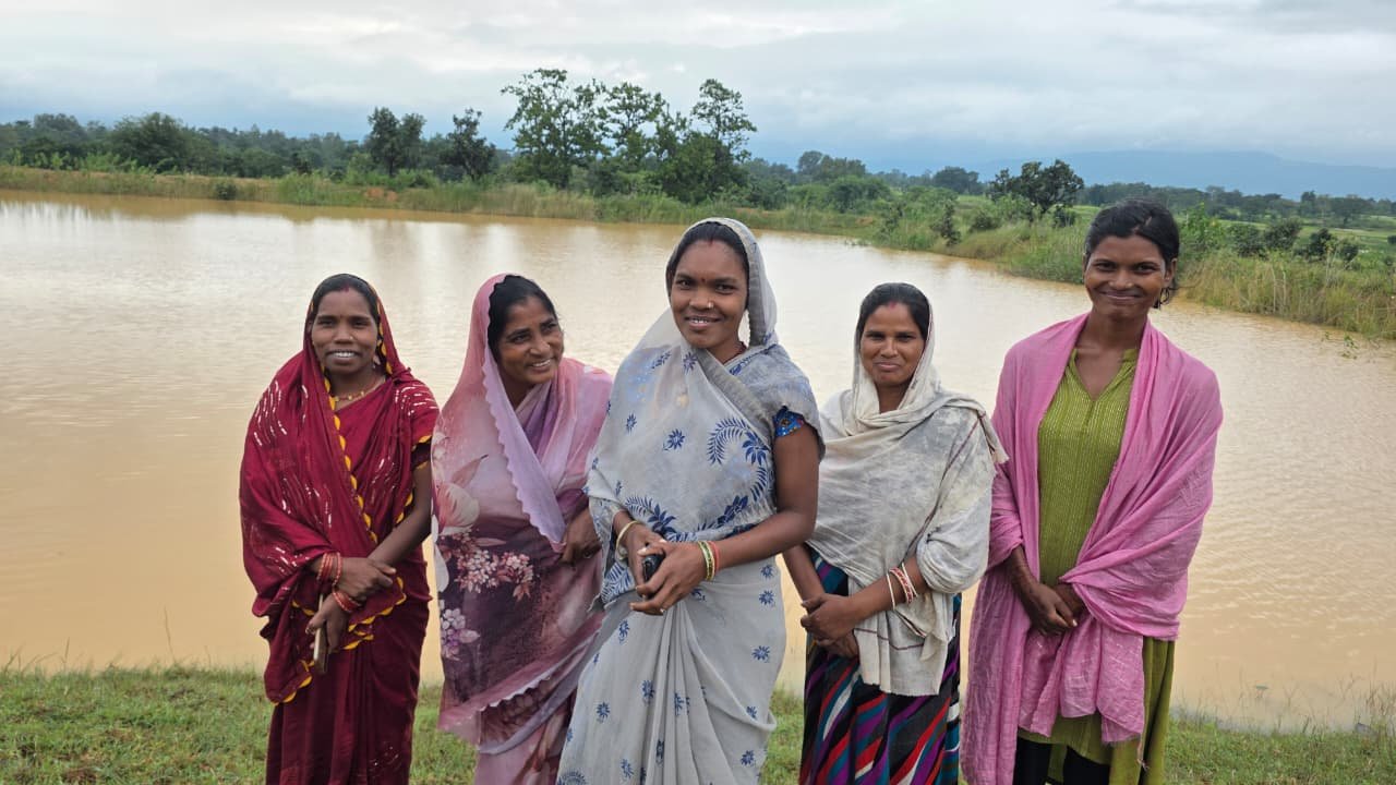 मत्स्य पालन से समृद्ध हो रही सरगुजा की ग्रामीण अर्थव्यवस्था, किसानों और महिलाओं के लिए खुल रहे स्वरोजगार के नए अवसर