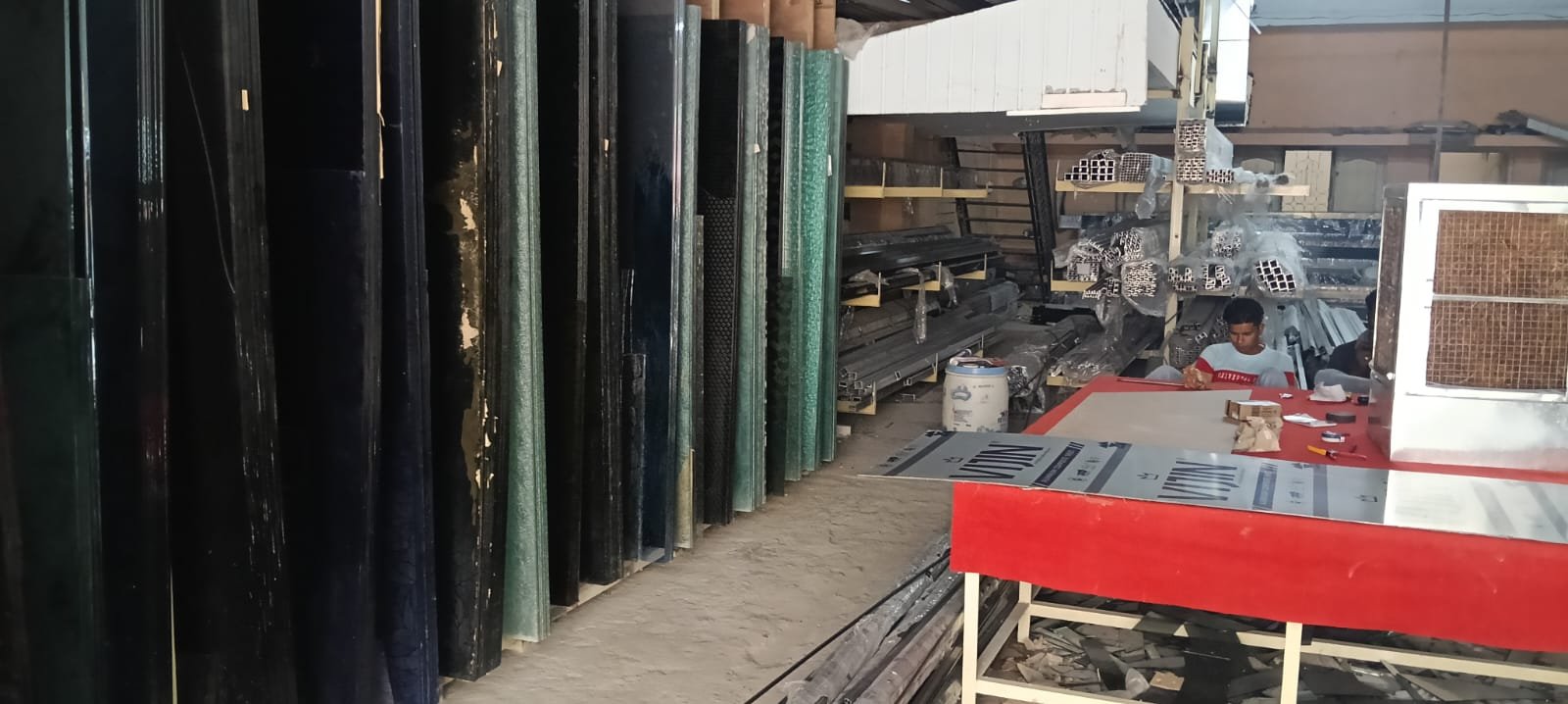 वैभव ग्लास एंड एल्युमिनियम में चोरों का धावा, गल्ला से 50 हजार से अधिक रकम लेकर हुए फरार