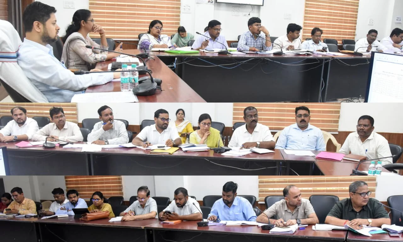 नामांतरण-बंटवारा से लेकर डिजिटल फसल सर्वे तक कलेक्टर ने की राजस्व कार्यों की समीक्षा