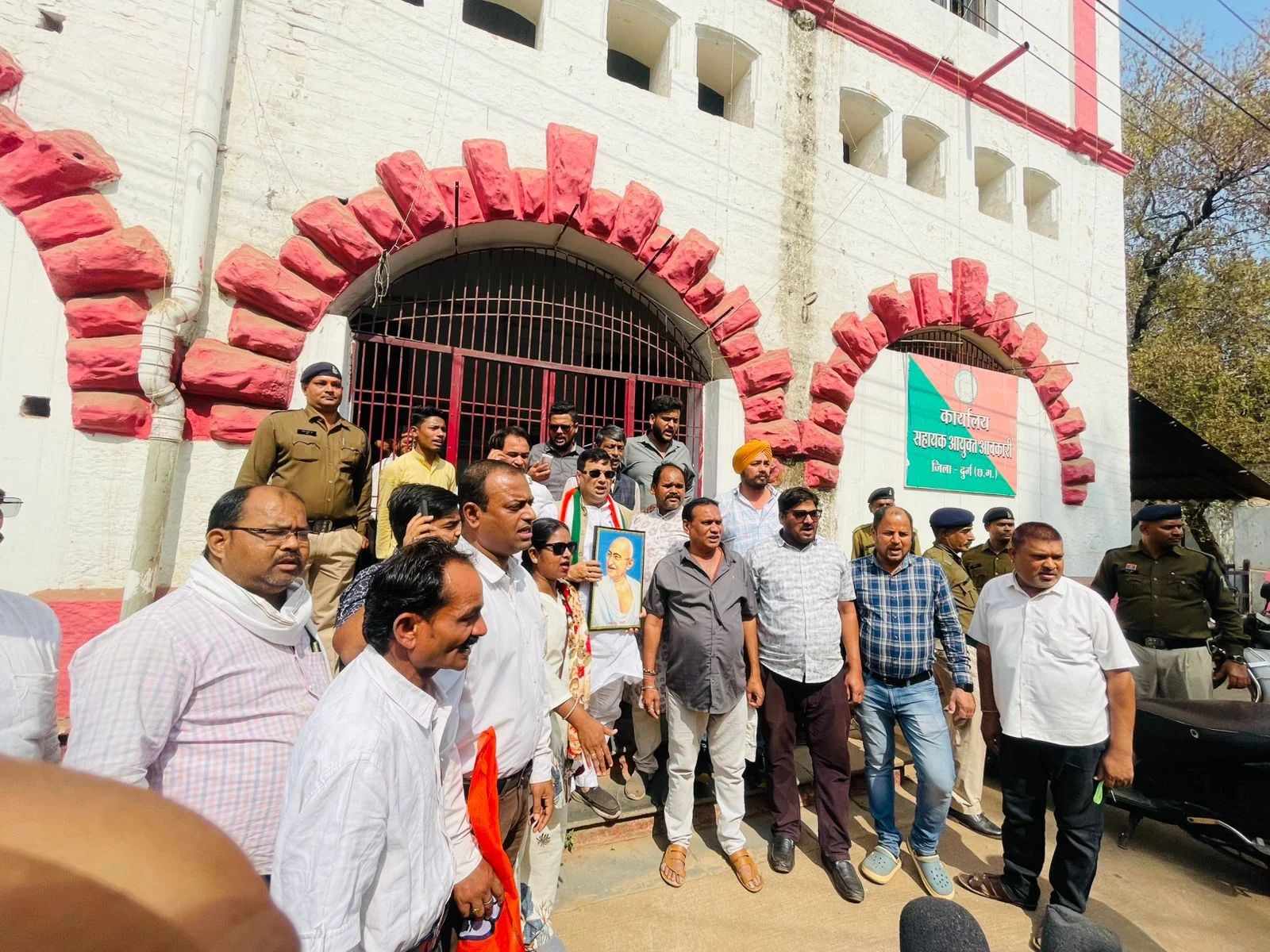 महात्मा गांधी जी की पुण्यतिथि पर शराब दुकानें खुली रखने पर कांग्रेस ने किया आबकारी विभाग का घेराव