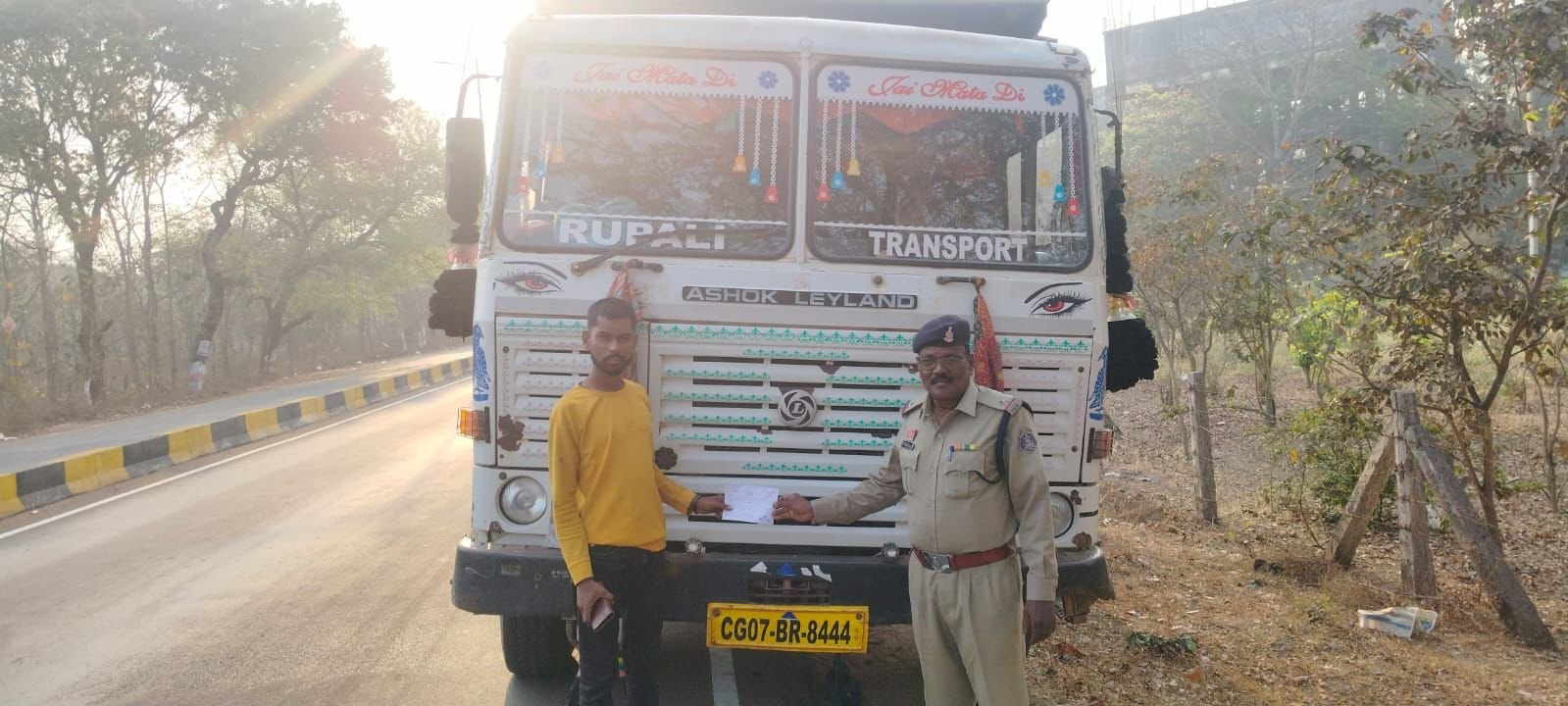 यातायात पुलिस की सख्ती का असर: चालानी कार्रवाई 85% बढ़ी, सड़क दुर्घटना मौतों में 31% कमी