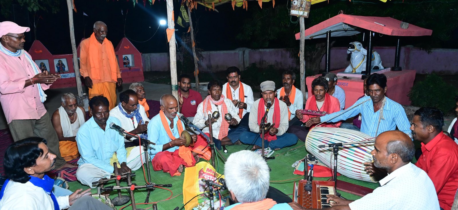 माता की भक्ति में रमे उप मुख्यमंत्री विजय शर्मा, हाथों में मंजीरा लेकर ग्रामीणों के साथ गाए जसगीत