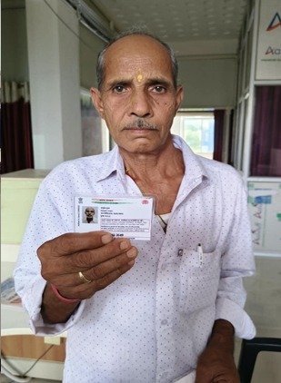 आधार बना जीवन का आधार- कलेक्टर के पहल से वृद्ध कृषक की वर्षों पुरानी समस्या का हुआ निराकरण