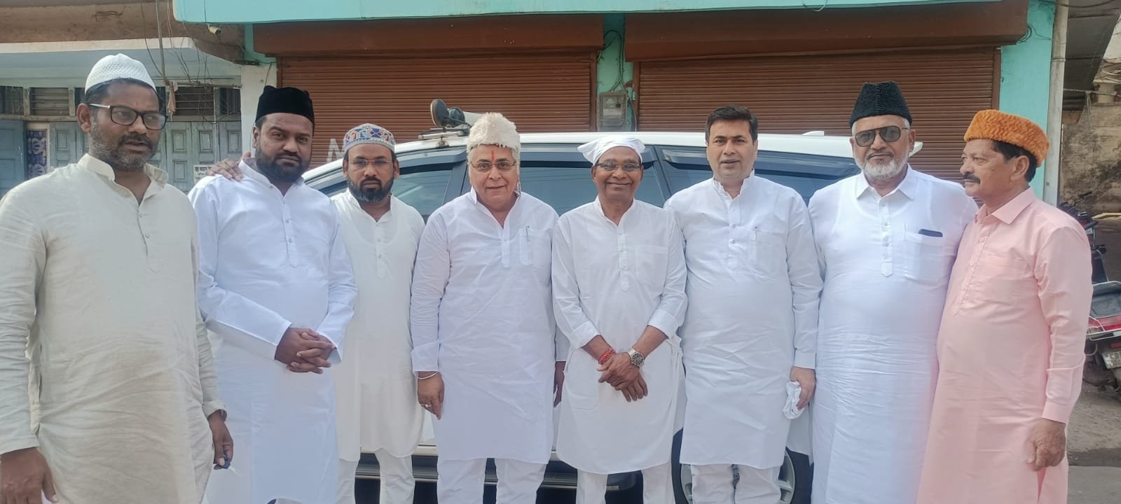 ईद पर बिखरी खुशियां, ईदगाह पहुंचकर जनप्रतिनिधियों ने मुस्लिम भाईयों को दी मुबारकबाद