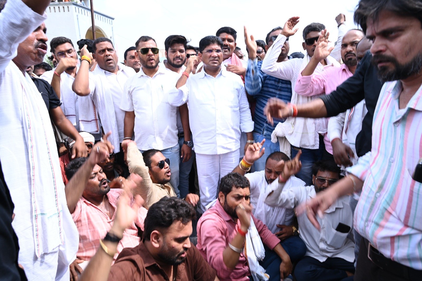 सरपंच पति एवं कांग्रेस नेता प्रकाश कश्यप की निर्मम हत्या के विरोध में जिलाध्यक्ष राकेश ठाकुर और कांग्रेस कार्यकर्त्ताओ का उग्र प्रदर्शन