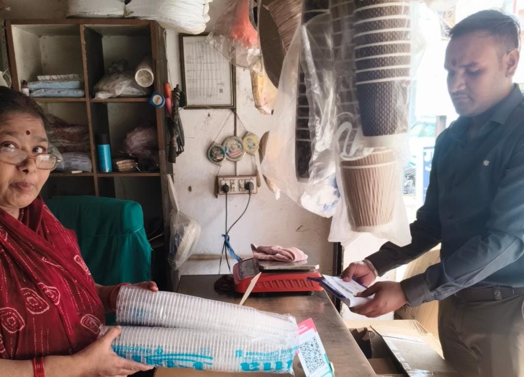 प्रतिबंधित डिस्पोजल एवं झिल्ली-पन्नी के विरुद्ध निगम की कार्रवाई, पांच दुकानदारों पर 4 हजार रुपये का जुर्माना