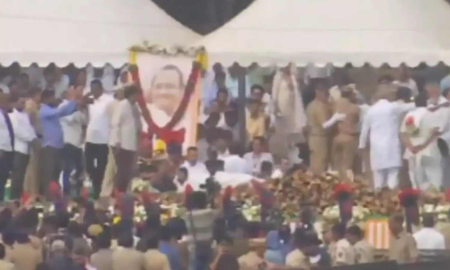 अजित पवार पंचतत्व में विलीन, बेटे पार्थ ने दी मुखाग्नि, अंतिम संस्कार में उमड़ा जनसैलाब