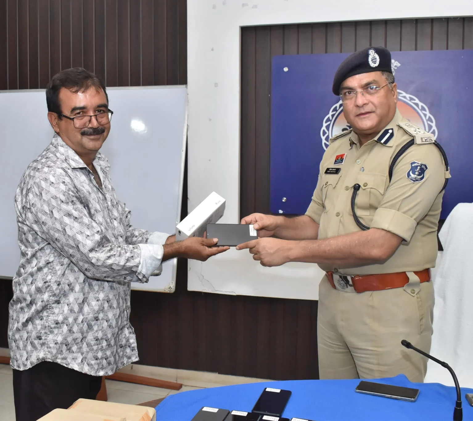 दुर्ग पुलिस ने 200 गुम मोबाइल खोजकर लौटाए, 60 लाख रुपये की संपत्ति वास्तविक मालिकों को सौंपी