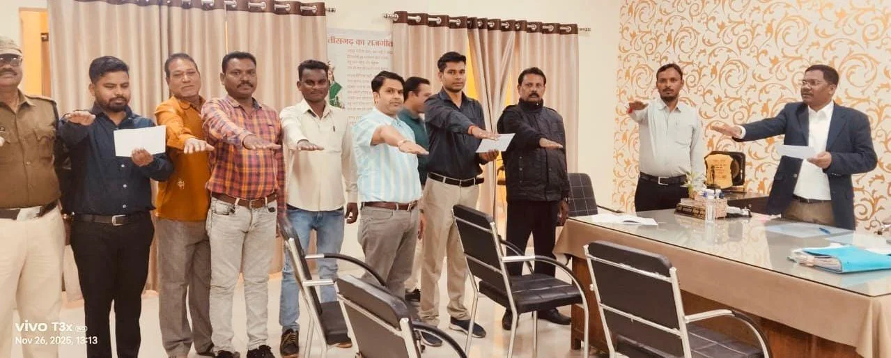 जिले में अधिकारियों, मनरेगा श्रमिकों और ग्रामीणों ने संविधान की उद्देशिका का किया सामूहिक वाचन