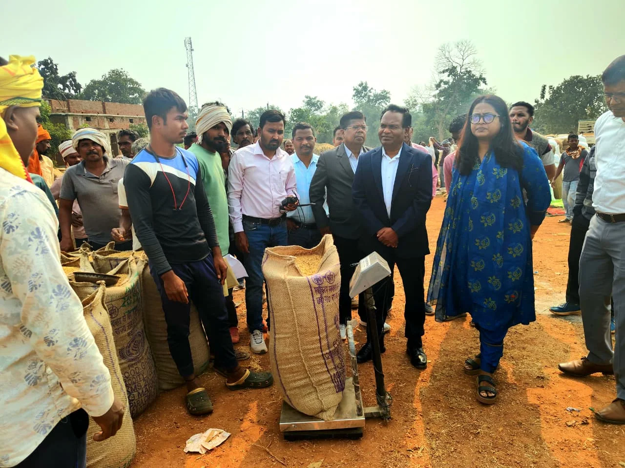 मोहला-मानपुर-अंबागढ़ चौकी जिले के प्रभारी सचिव पीएस एल्मा ने धान उपार्जन केंद्रों का किया निरीक्षण