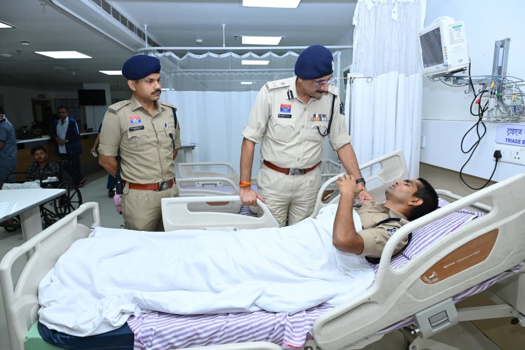 पुलिस कमिश्नर श्री संजीव शुक्ला ने अस्पताल पहुंचकर घायल पुलिस जवानों का जाना हाल