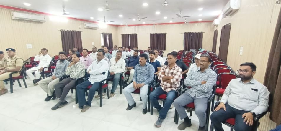 रायपुर में यात्री बसों की मनमानी पर ट्रैफिक पुलिस सख्त, अब निर्धारित स्टॉपेज पर ही चढ़ेंगे-उतरेंगे यात्री