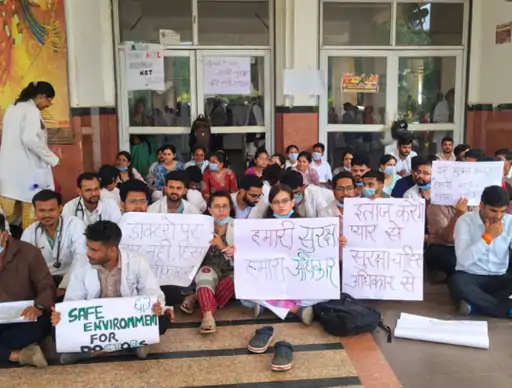 4 घंटे तक नहीं मिला इलाज, बुजुर्ग की मौत:ग्वालियर के अस्पताल में डॉक्टरों-स्टाफ के पीछे भागती रही पत्नी; तड़प-तड़पकर तोड़ा दम