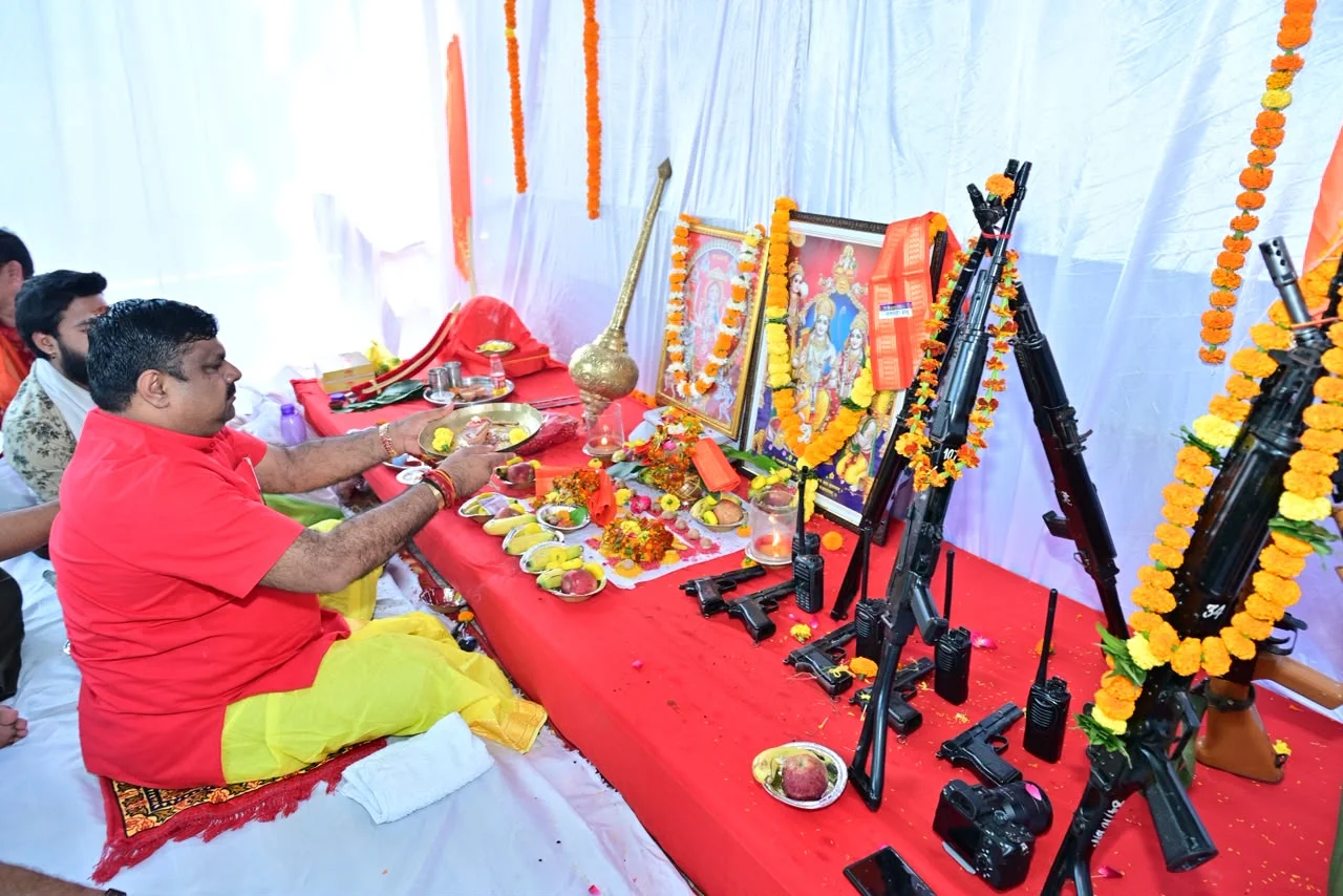 विजयादशमी पर केबिनेट मंत्री गजेन्द्र यादव ने शस्त्र पूजन कर दी शुभकामनाएँ