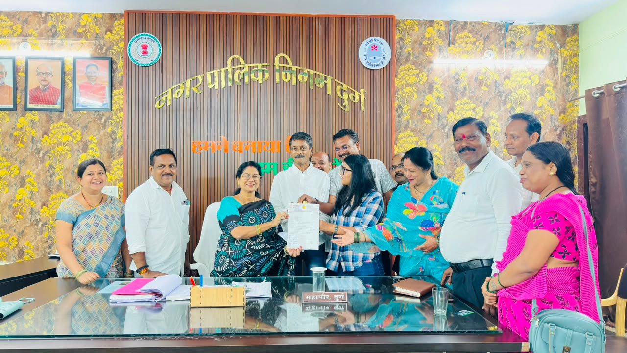 स्ट्रीट लाइट व्यवस्था पर कांग्रेस का हमला: नेता प्रतिपक्ष संजय कोहले ने महापौर को भेंट की लालटेन, घेराव की दी चेतावनी