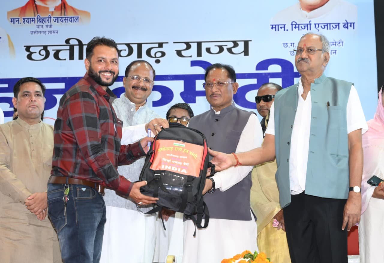 Chief Minister Shri Vishnu Deo Sai distributes first aid kits to Haj pilgrims; extends best wishes for a safe and successful journey
