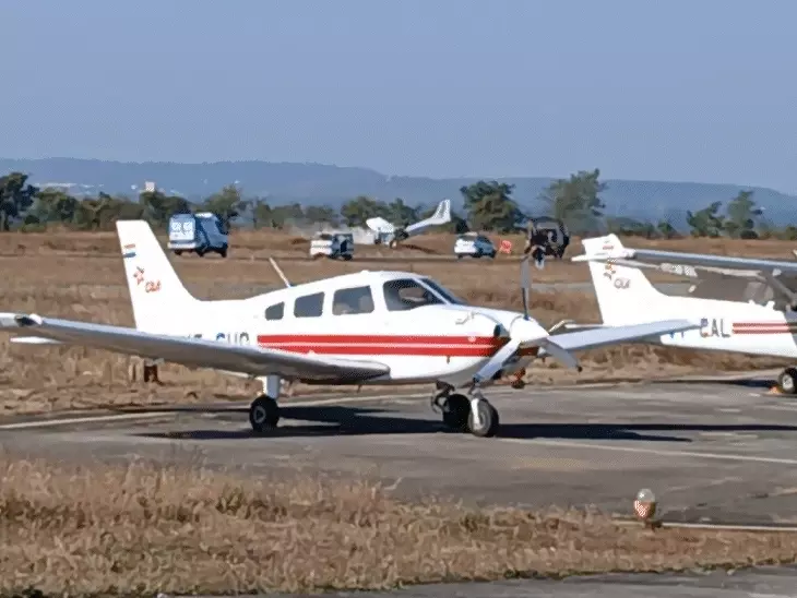 सागर में ट्रेनर एयरक्राफ्ट क्रैश:लैंडिंग के समय हवाई पट्‌टी पर बिगड़ा संतुलन, रनवे से उतरा; पायलट सुरक्षित